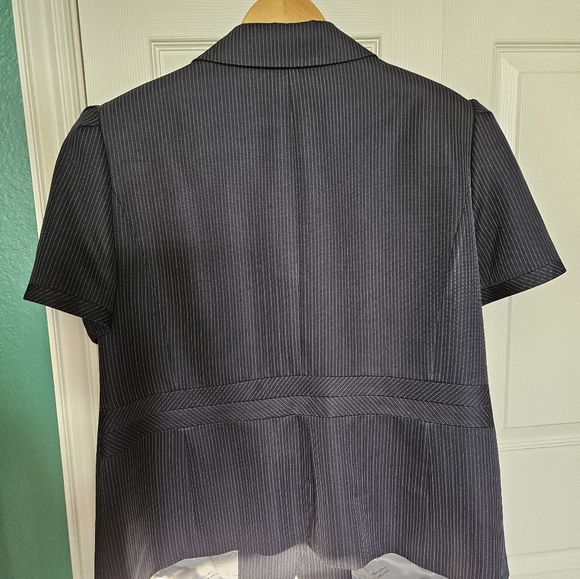 Tahari size 18 w black pinstripe silver shortsleeve pant suit and jacket - Picture 16 of 16
